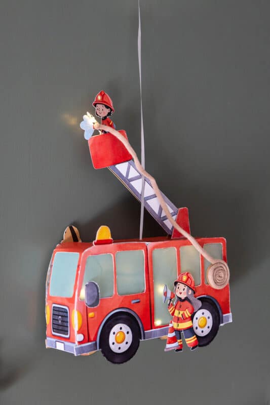 Feuerwehr Laterne basteln: mit Vorlage und einem Milchkarton 9 9 Gebastelte Feuerwehr Laterne aus einem Milchkarton