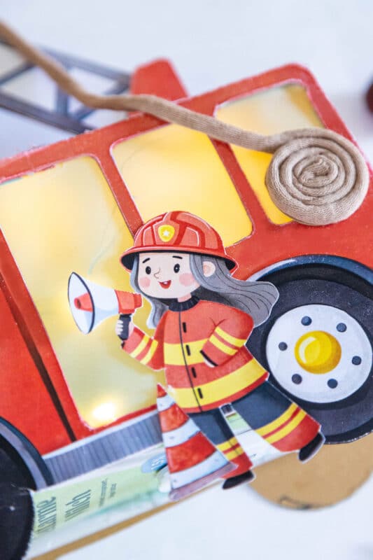 Feuerwehr Laterne basteln: mit Vorlage und einem Milchkarton 8 8 Feuerwehr Laterne aus Milchkarton basteln