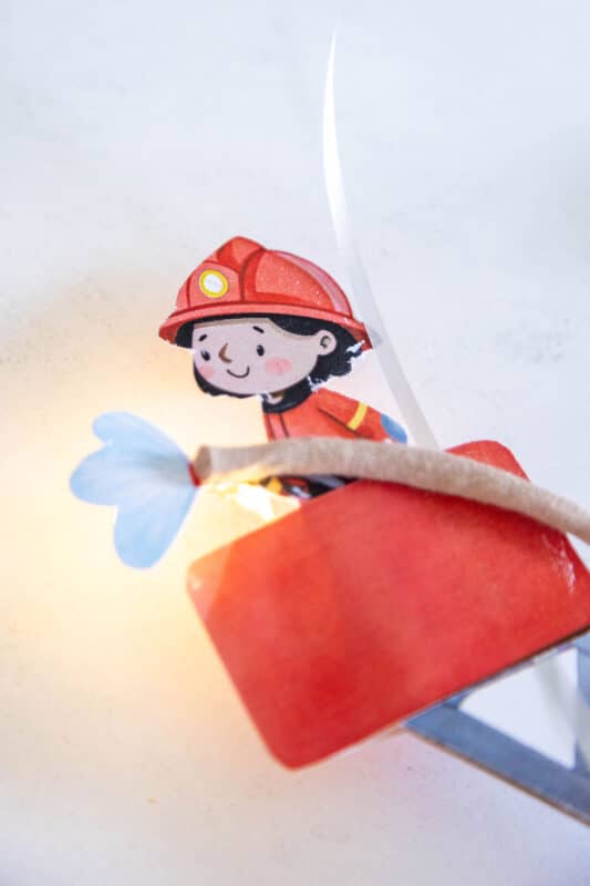 Feuerwehr Laterne basteln: mit Vorlage und einem Milchkarton 10 10 Feuerwehr Laterne mit Lichterkette basteln