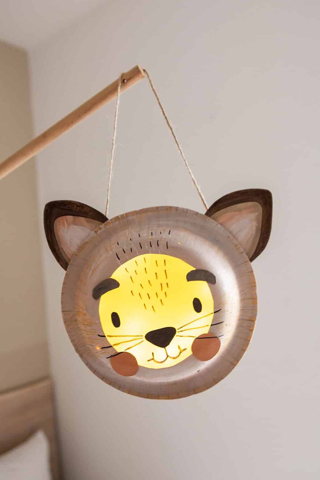 Laternen basteln aus Papptellern – 14 einfache Bastelideen für Kinder 27 27 Katzen Laterne basteln
