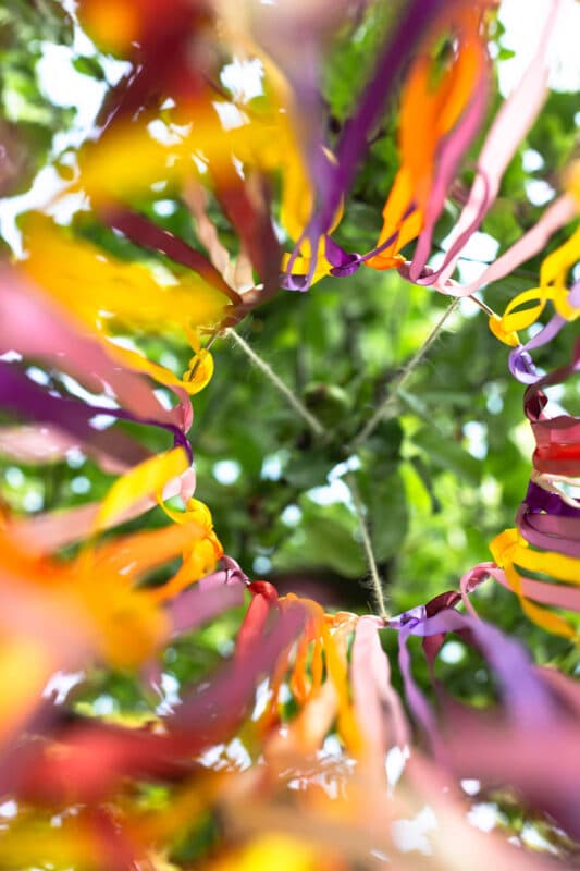 Bastelidee im Sommer: einfaches Windspiel als Gartendeko
