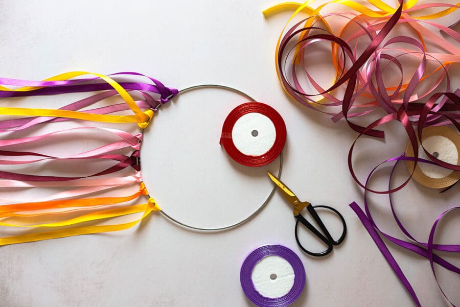 Windspiel basteln: bunte Gartendeko in nur 15 Minuten 8 8 Windspiel basteln Schritt 3: Ring mit bunten Bändern komplett bestücken