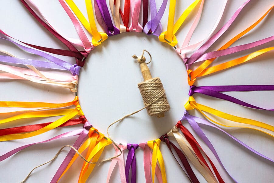 Windspiel basteln: bunte Gartendeko in nur 15 Minuten 10 10 Windspiele basteln Schritt 5: Aufhängung befestigen