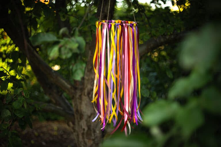 Windspiel basteln: bunte Gartendeko in nur 15 Minuten