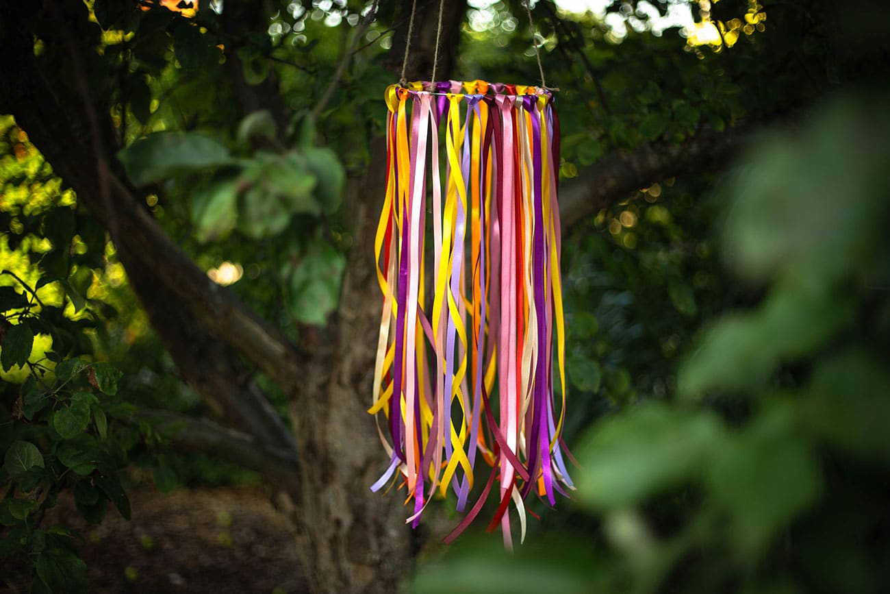 Windspiel basteln: bunte Gartendeko in nur 15 Minuten