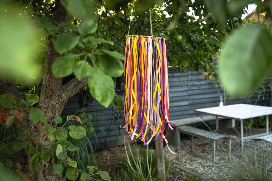 Windspiel basteln: bunte Gartendeko in nur 15 Minuten 3 3 Bastelidee für den Sommer: einfaches Windspiel für deinen Garten