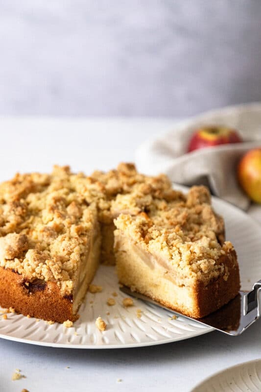 Omas Apfelkuchen mit Streusel: saftiges Rezept mit einfachem Rührteig 5 5 Angeschnittener Apfelkuchen mit Streuseln