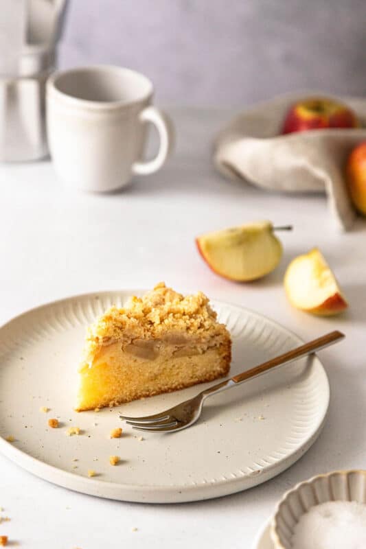 Omas Apfelkuchen mit Streusel: saftiges Rezept mit einfachem Rührteig 4 4 Apfelkuchenstück mit Streuseln und Rührteig