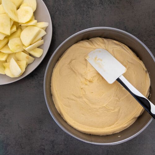 Omas Apfelkuchen mit Streusel: saftiges Rezept mit einfachem Rührteig 9 9 Rührteig in Springform füllen.