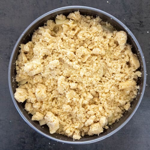 Omas Apfelkuchen mit Streusel: saftiges Rezept mit einfachem Rührteig 11 11 Kuchen mit Streuseln bedecken
