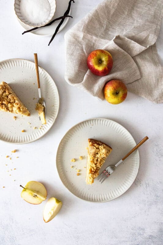 Omas Apfelkuchen mit Streusel: saftiges Rezept mit einfachem Rührteig 2 2 Apfelkuchen mit Streuseln Kuchenstücke auf dem Teller