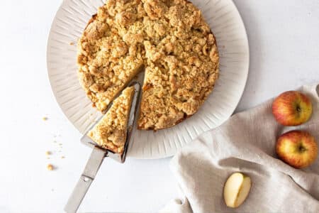 Omas Apfelkuchen mit Streusel: saftiges Rezept mit einfachem Rührteig
