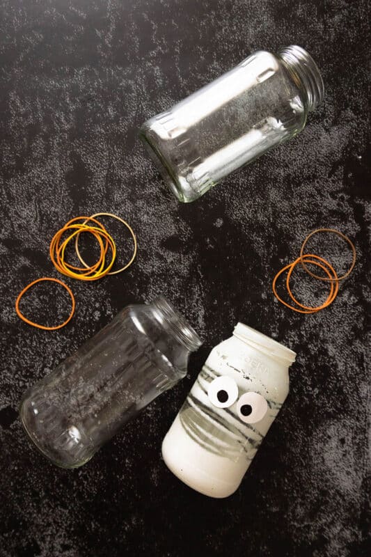 Halloween Windlicht basteln: 2 schnelle Ideen für Mumien aus alten Gläsern 10 10 Halloween-Windlicht basteln mit Gummibändern