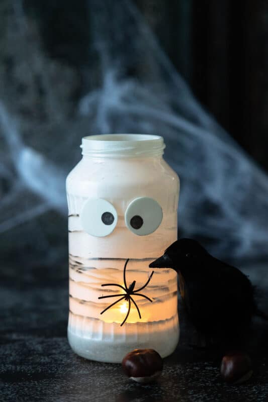 Halloween Windlicht basteln: 2 schnelle Ideen für Mumien aus alten Gläsern 18 18 Halloween-Deko mit Mumienlicht, Rabe und Spinne
