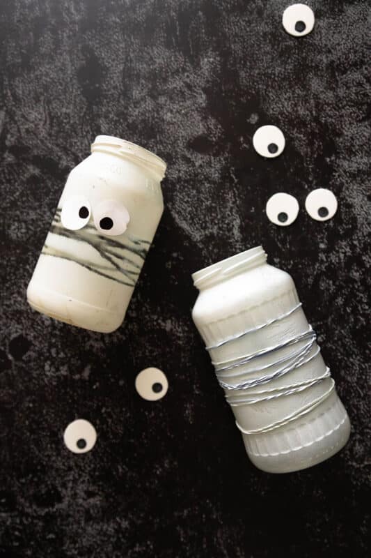 Halloween Windlicht basteln: 2 schnelle Ideen für Mumien aus alten Gläsern 12 12 Halloween-Windlicht basteln: Umwickeln und ansprühen