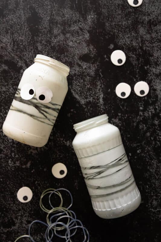 Halloween Windlicht basteln: 2 schnelle Ideen für Mumien aus alten Gläsern 13 13 Halloween-Windlicht basteln: Gummibänder entfernen