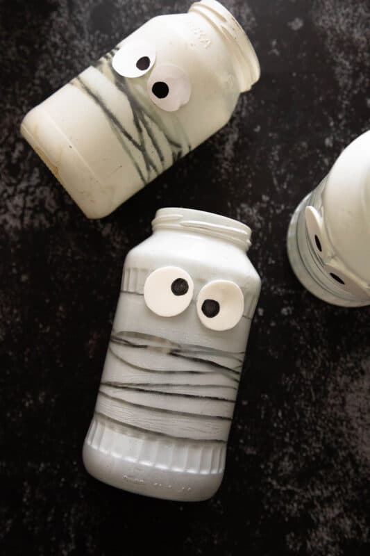 Halloween Windlicht basteln: 2 schnelle Ideen für Mumien aus alten Gläsern 14 14 Halloween-Windlicht basteln als Mumienlichter