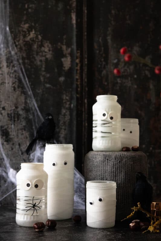 Halloween Windlicht basteln: 2 schnelle Ideen für Mumien aus alten Gläsern 15 15 Mumien-Windlichter als Halloween-Deko