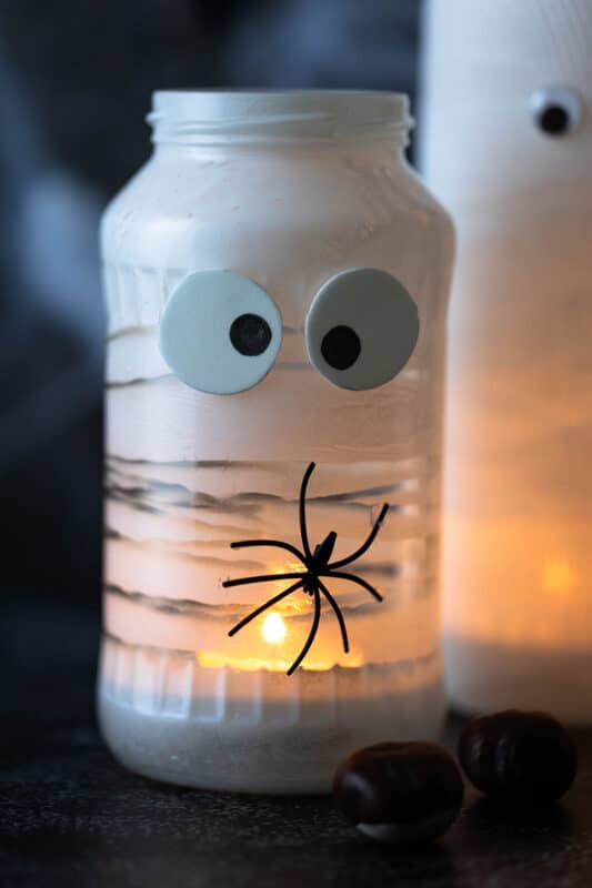 Halloween Windlicht basteln: 2 schnelle Ideen für Mumien aus alten Gläsern 9 9 Halloween-Windlicht basteln als Mumienlichter mit Teelicht
