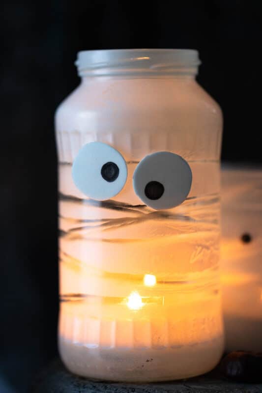 Halloween Windlicht basteln: 2 schnelle Ideen für Mumien aus alten Gläsern 8 8 Leuchtendes Halloween-Windlicht basteln als Mumienlichter