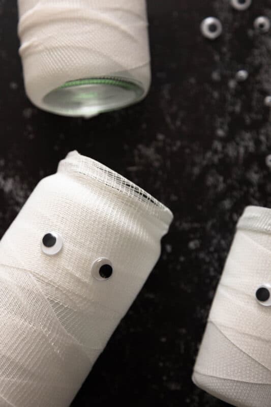 Halloween Windlicht basteln: 2 schnelle Ideen für Mumien aus alten Gläsern 5 5 Mumien-Windlicht mit Mullbinden basteln: Augen aufkleben