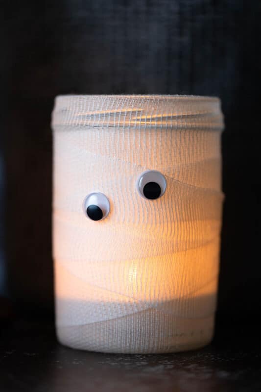 Halloween Windlicht basteln: 2 schnelle Ideen für Mumien aus alten Gläsern 2 2 Leuchtendes Mumien Windlicht für die Halloween-Deko