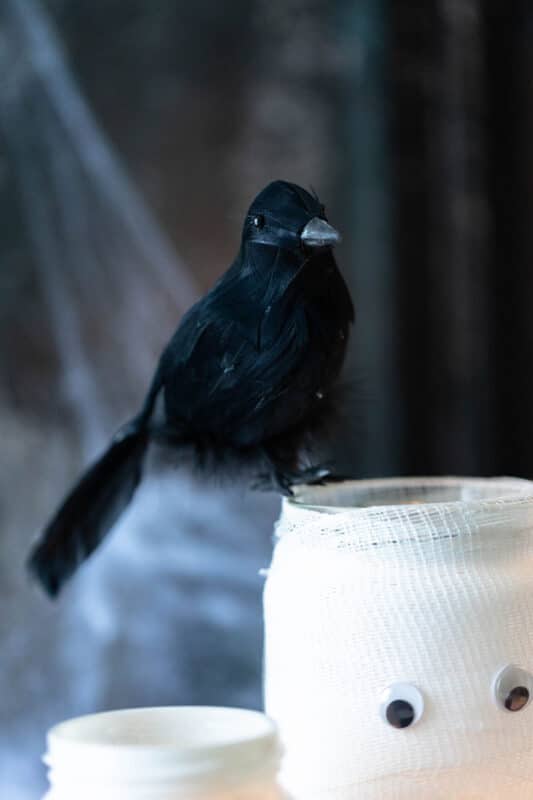 Halloween Windlicht basteln: 2 schnelle Ideen für Mumien aus alten Gläsern 16 16 Rabe für die Halloween Deko