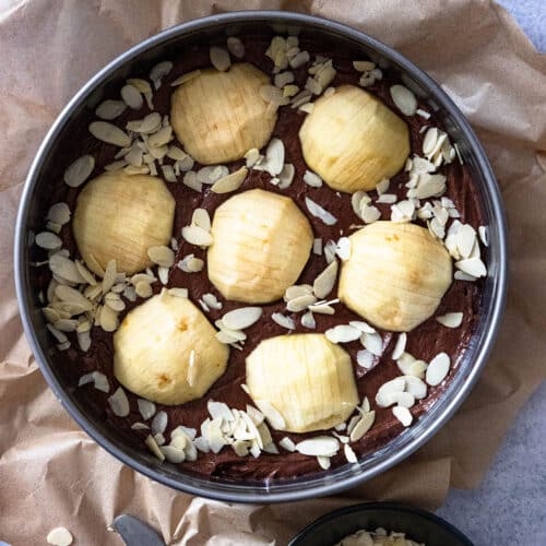 Schoko-Apfelkuchen: saftig, luftig und einfach gemacht 9 9 Apfelstücke auf Kuchen verteilen