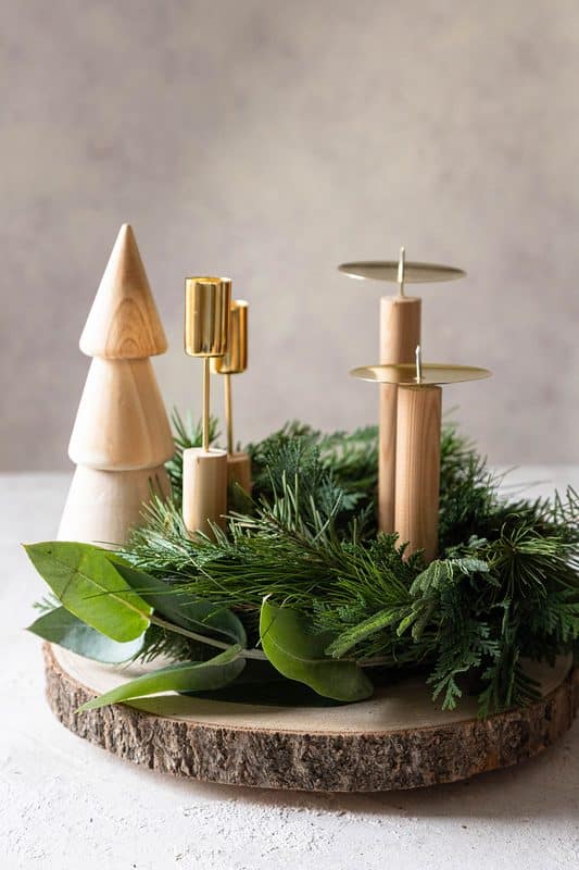 Adventskranz selber machen: 3 moderne Ideen mit Holzscheibe 7 7 Adventskranz mit Tanne stecken