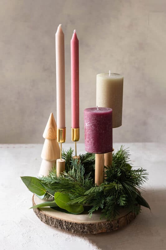 Adventskranz selber machen: 3 moderne Ideen mit Holzscheibe 8 8 Schwebender Adventskranz mit Tannengrün