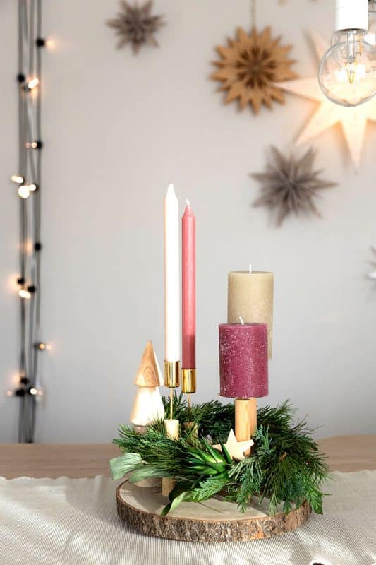 Adventskranz selber machen: 3 moderne Ideen mit Holzscheibe 3 3 modernes Adventsgestecke mit Holzscheibe