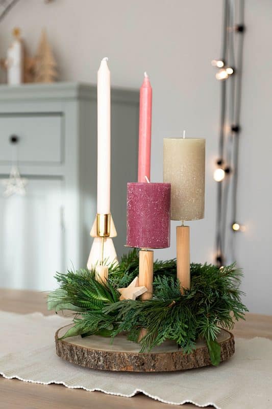 Adventskranz selber machen: 3 moderne Ideen mit Holzscheibe 9 9 Schwebender Adventskranz mit Stabkerzen und Stumpenkerzen