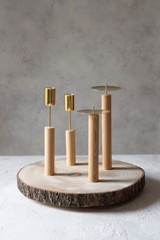 Adventskranz selber machen: 3 moderne Ideen mit Holzscheibe 4 4 Holzscheibe als Basis für den Adventskranz