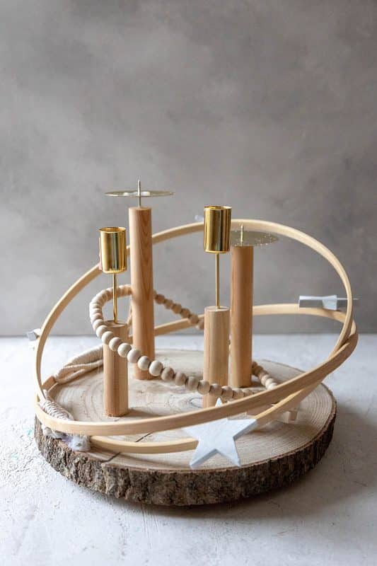 Adventskranz selber machen: 3 moderne Ideen mit Holzscheibe 7 7 Holzringe auf dem Adventskranz befestigen