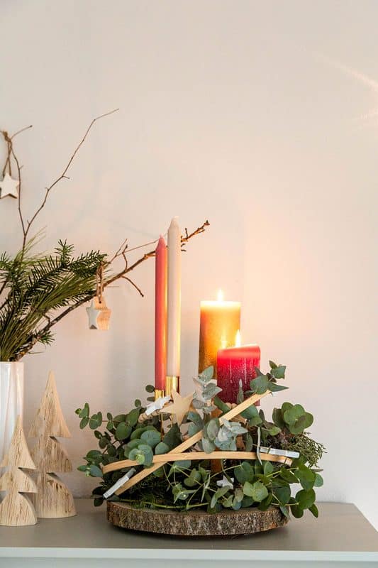 Adventskranz selber machen: 3 moderne Ideen mit Holzscheibe 14 14 moderner Adventskranz mit Eukalyptus