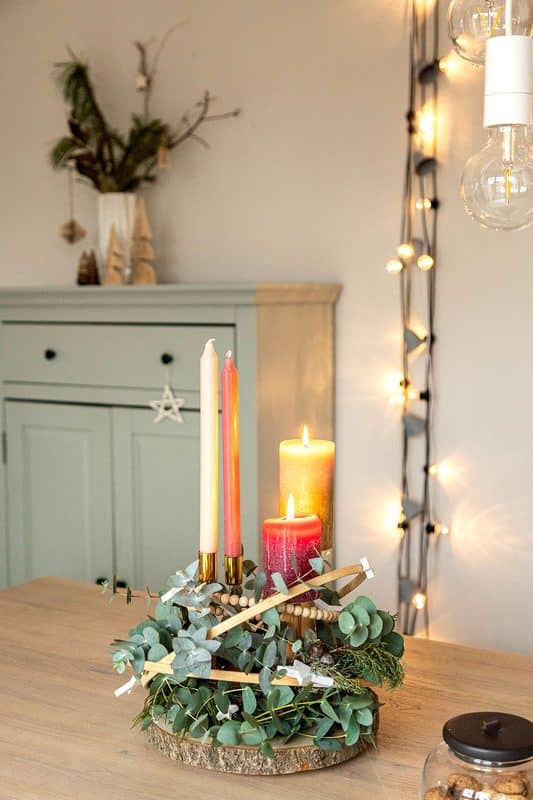 Adventskranz selber machen: 3 moderne Ideen mit Holzscheibe 5 5 Moderner Adventskranz mit Eukalyptus und Holzsternen