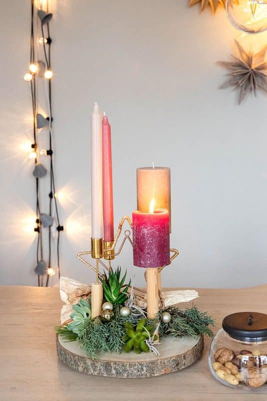 Adventskranz selber machen: 3 moderne Ideen mit Holzscheibe 1 1 moderner Adventskranz mit Holzscheibe und Stabkerzen