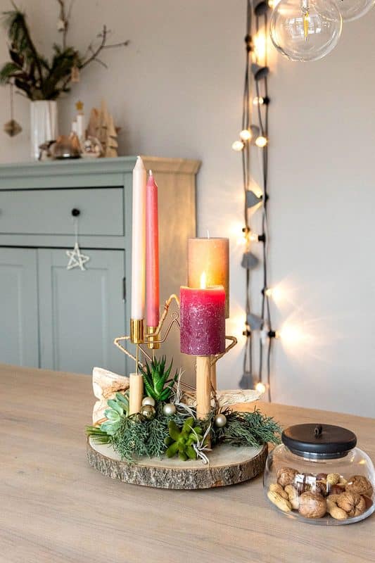 Adventskranz selber machen: 3 moderne Ideen mit Holzscheibe 11 11 Adventsgesteck auf einer Holzscheibe mit großen Sternen und Stabkerzen