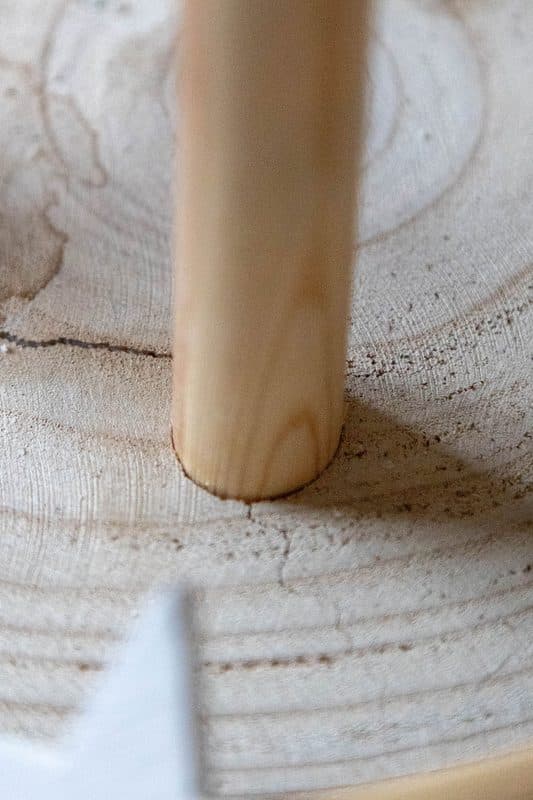 Adventskranz selber machen: 3 moderne Ideen mit Holzscheibe 4 4 Rundholz auf Holzscheibe einsetzen