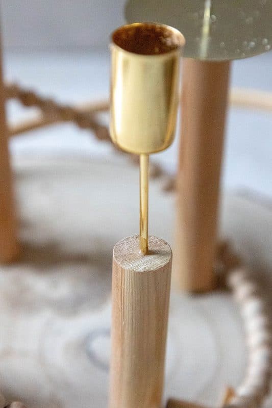 Adventskranz selber machen: 3 moderne Ideen mit Holzscheibe 5 5 Kerzenhalter anbringen