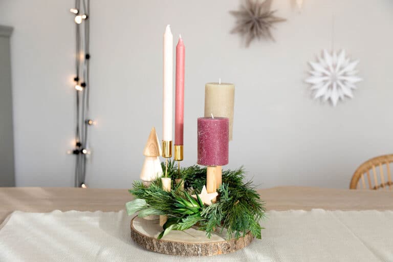 Adventskranz selber machen: 3 moderne Ideen mit Holzscheibe