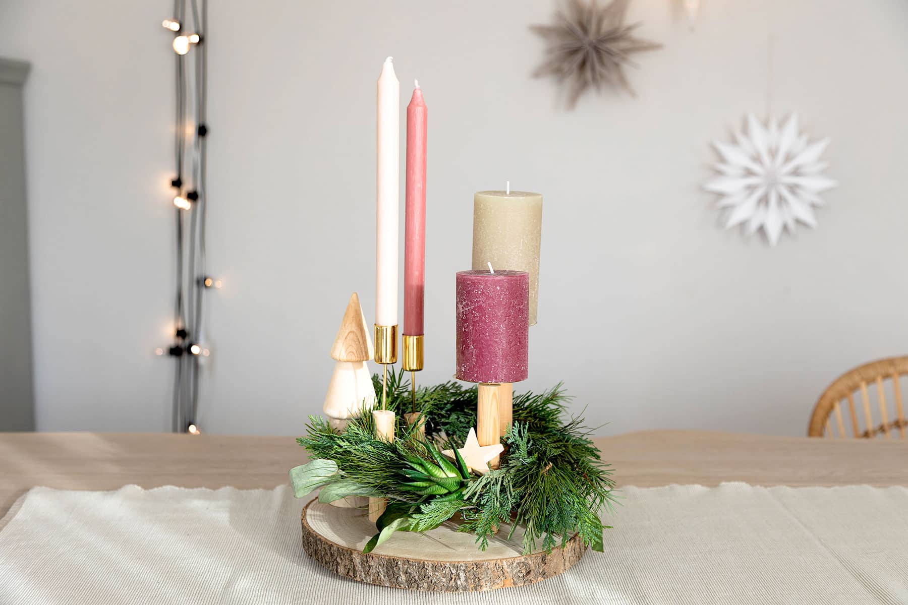 Adventskranz selber machen: 3 moderne Ideen mit Holzscheibe