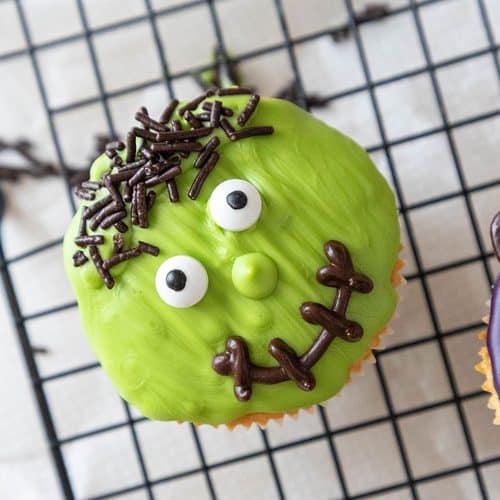 Halloween Muffins: 3 einfache und schaurig süße Ideen 15 15 Halloween Muffin Frankenstein