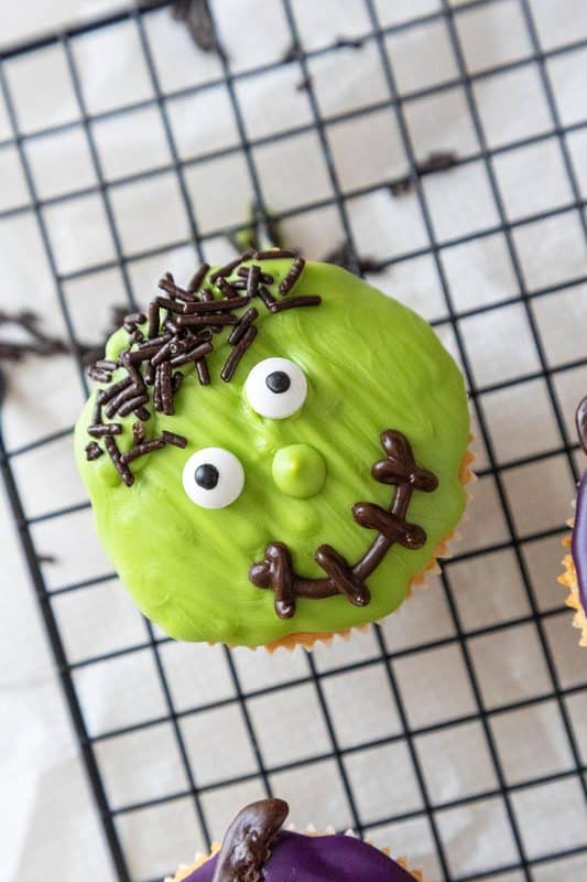 Halloween Muffins: 3 einfache und schaurig süße Ideen 5 5 Halloween Muffin - Monster Frankenstein