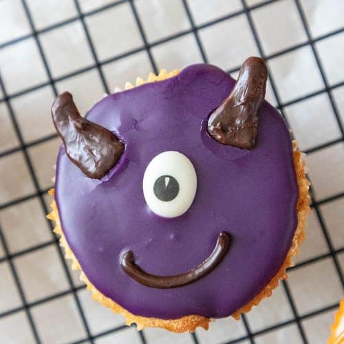 Halloween Muffins: 3 einfache und schaurig süße Ideen 16 16 Halloween Muffin lilla mit glubsch Auge