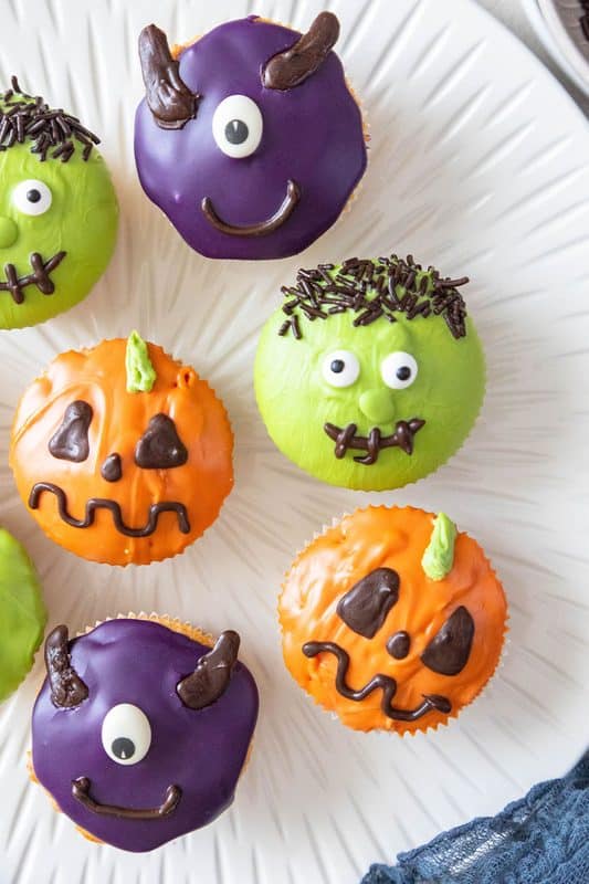 Halloween Muffins: 3 einfache und schaurig süße Ideen 17 17 Halloween Muffins als Kürbisse, Zombies und Monster dekoriert