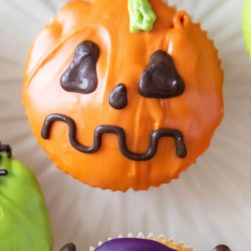 Halloween Muffins: 3 einfache und schaurig süße Ideen 12 12 Halloween Muffins Kurbis Gesicht