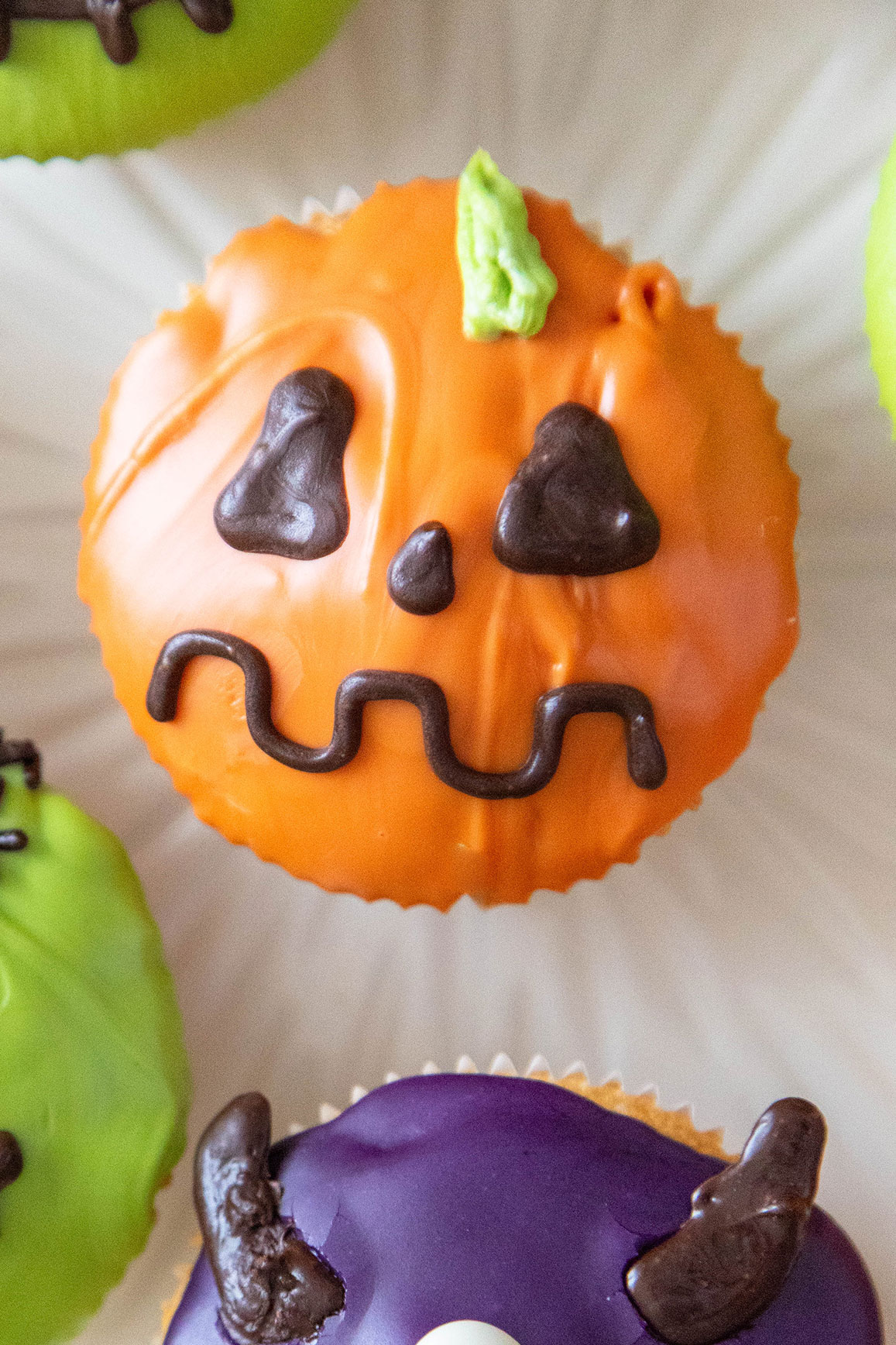 Halloween Muffins: 3 einfache und schaurig süße Ideen 4 4 Halloween Muffin Kürbis