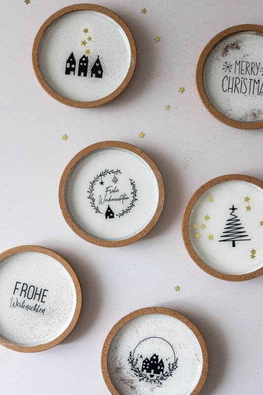 Weihnachtsdeko basteln mit Raysin – einfache Geschenkidee zum Selbermachen 10 10 Ikea Korkuntersetzer DIY Weihnachten 22