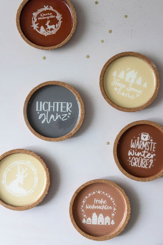 Weihnachtsdeko basteln mit Raysin – einfache Geschenkidee zum Selbermachen 9 9 Ikea Korkuntersetzer DIY Weihnachten 23